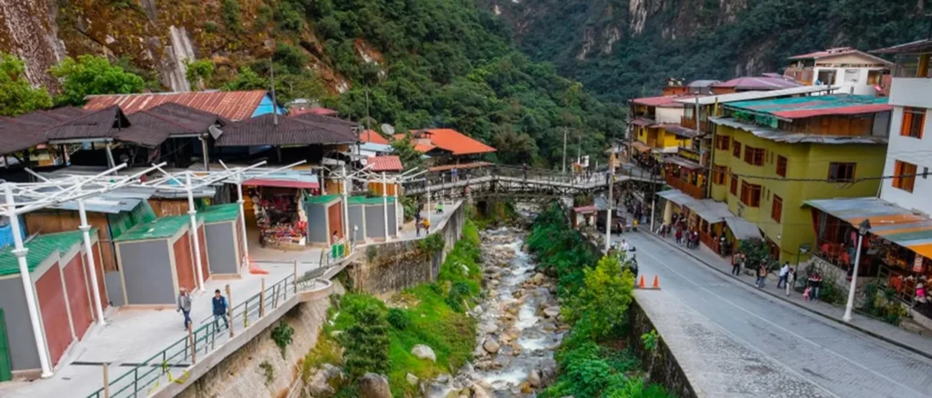Rio en el Pueblo de Aguas Calientes